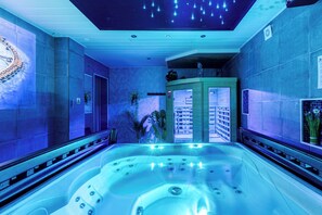 A hot tub with a ceiling that has a starry design, surrounded by blue-tiled walls and a wooden bench. - Villa 180m² with private spa, barbecue, table football (Ittenheim)