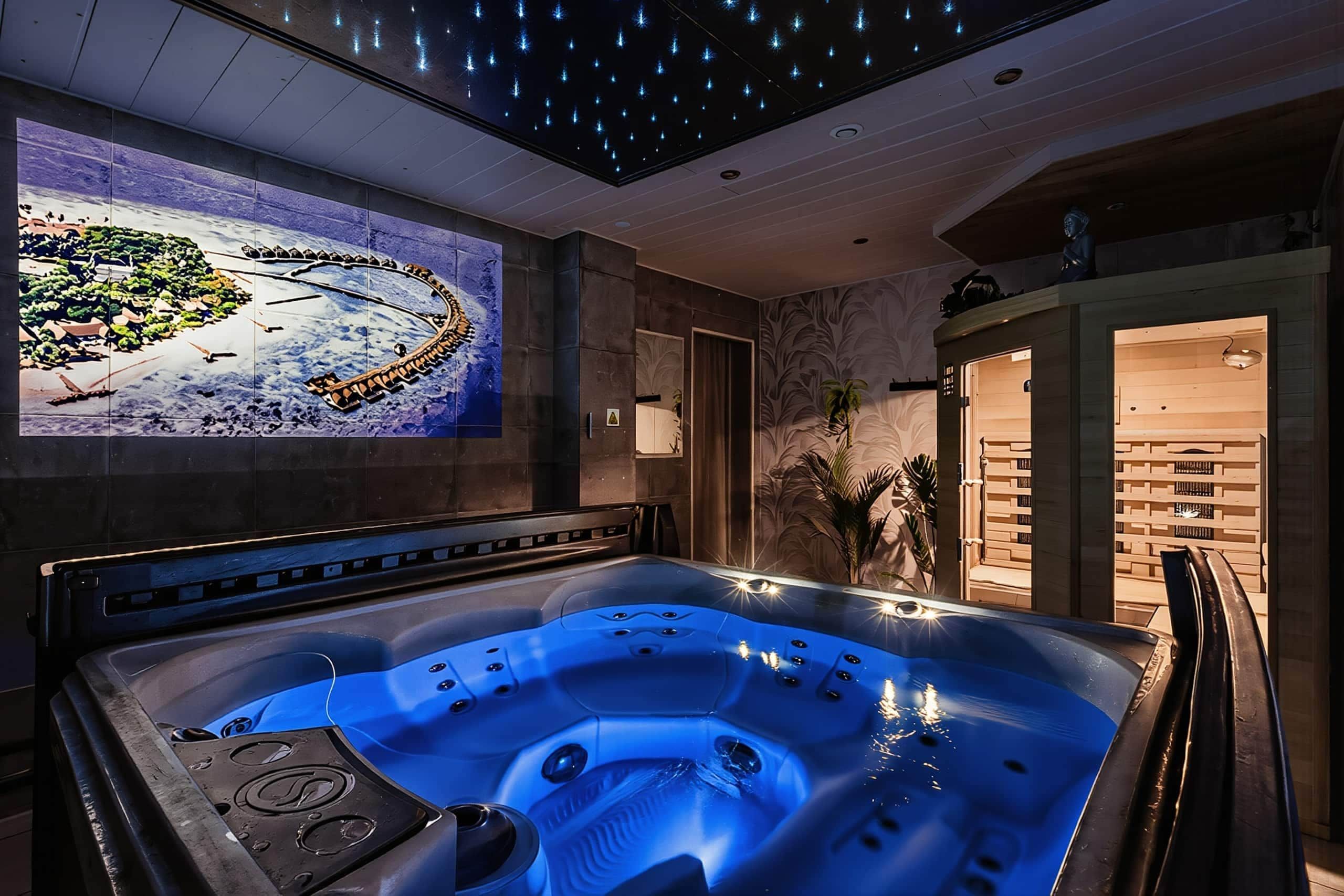 Ein Wellnessbereich mit Whirlpool, einem Wandbild und einer hölzernen Bank.