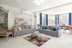 TV, table football, ping pong - Villa 200m² with private spa, barbecue, table football (Ittenheim)