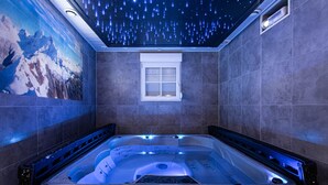 A hot tub with a starry ceiling and a mountain painting on the wall. - Villa 200m² with private spa, barbecue, table football (Ittenheim)