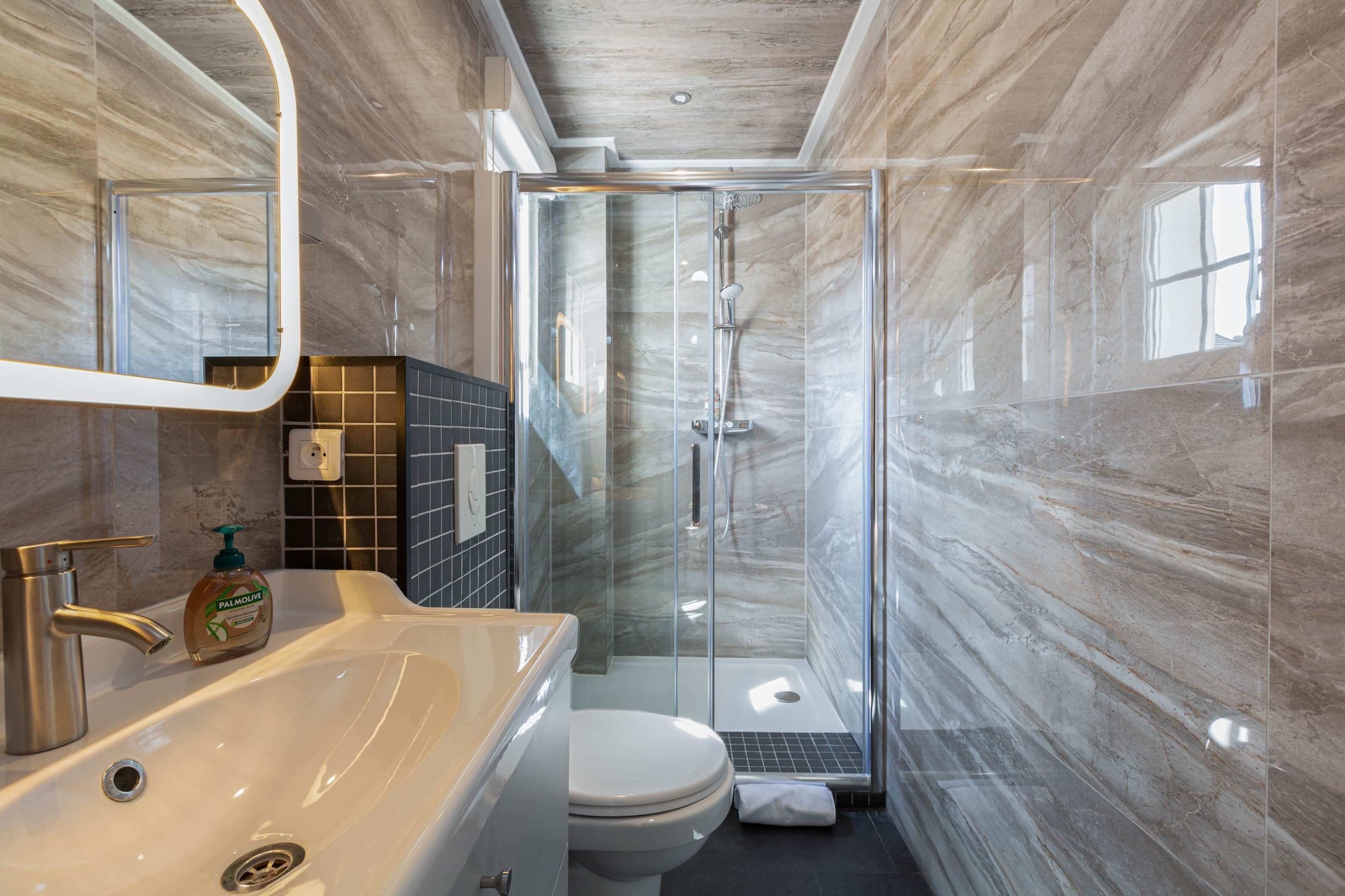 Badewanne, Haartrockner, Handtücher, Seife