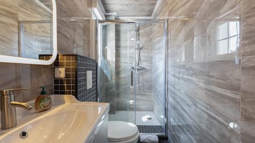 Badewanne, Haartrockner, Handtücher, Seife