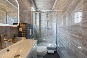 Badewanne, Haartrockner, Handtücher, Seife