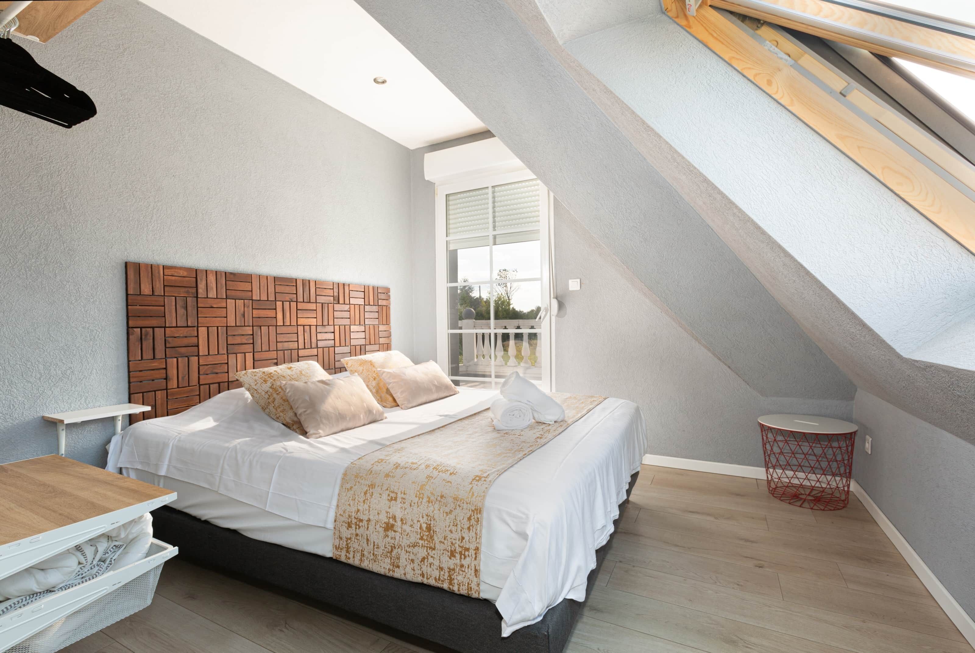 5 bedrooms, iron/ironing board, free WiFi, bed sheets