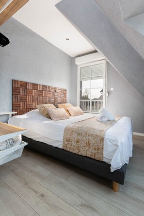 5 bedrooms, iron/ironing board, free WiFi, bed sheets