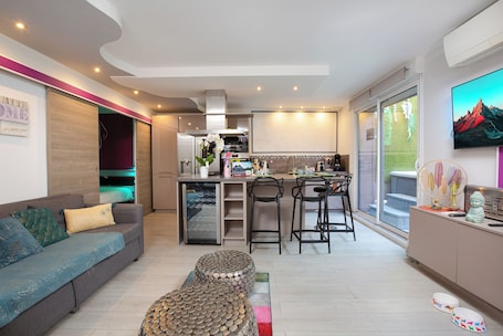 TV, video games. Gites Spa Strasbourg Appartement le 14 jacuzzi sauna privé, Gite le 14