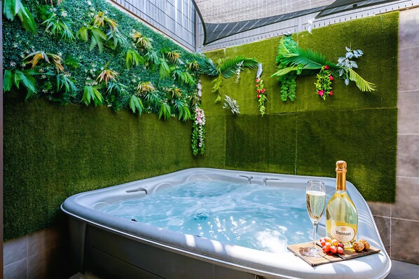Outdoor spa tub