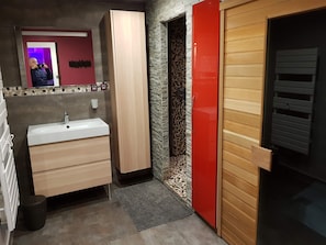 Bathtub, hair dryer, towels, soap - Gites Spa Strasbourg Appartement le 14 jacuzzi sauna privé, Gite le 14 (Furdenheim)