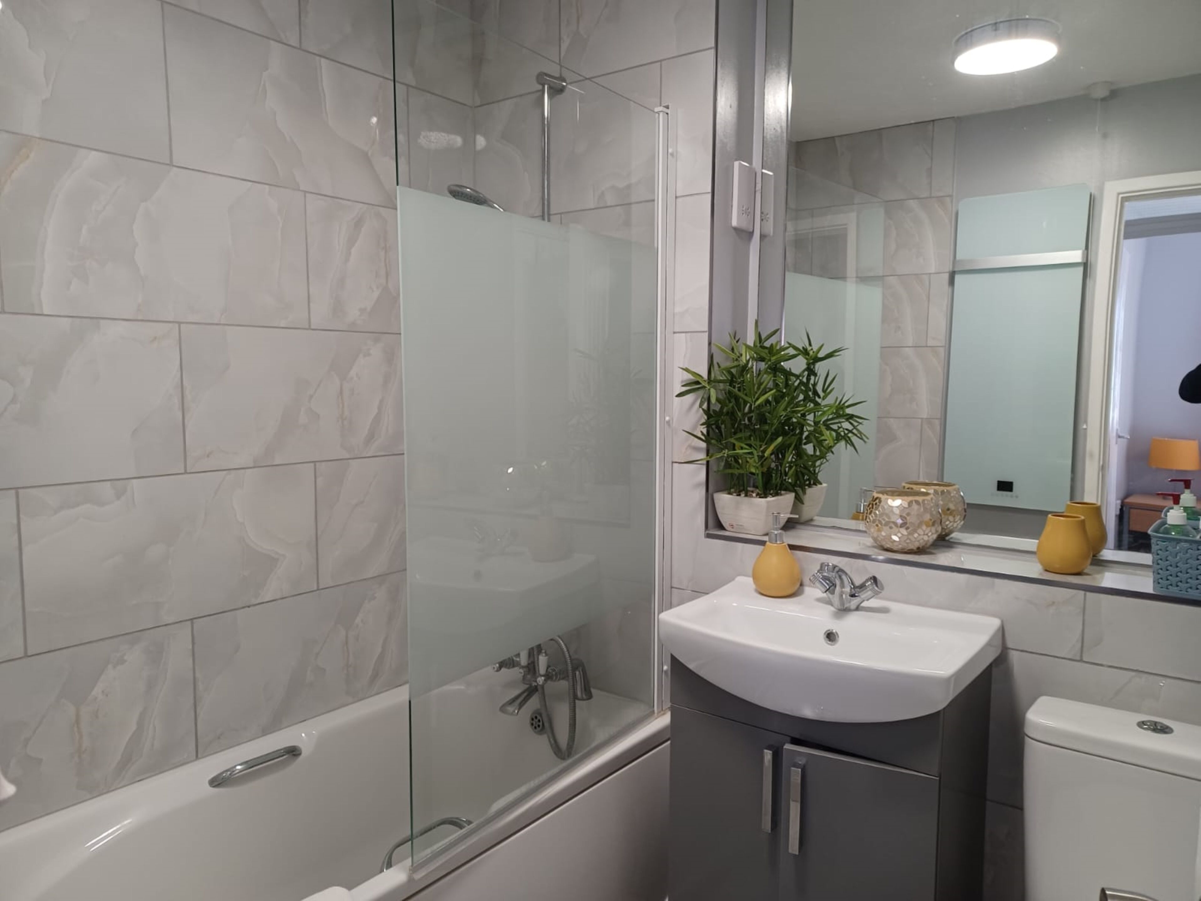 Comfort Apartment | Bathroom | Combined shower/bathtub, towels, soap, shampoo