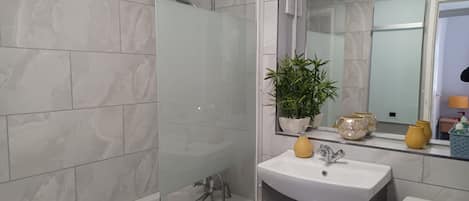 Appartement Confort | Salle de bain | Ensemble baignoire-douche, serviettes fournies, savon, shampooing