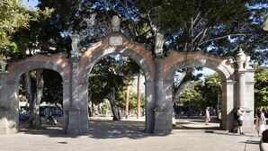 A stone archway with columns, surrounded by trees and a paved area. - CHAYOFA SUITES - STUDIO (Santa Cruz de Tenerife)