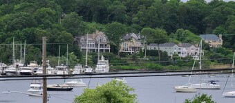 Adorable Cottage with Water Views, Across the street from Prime & other eateries