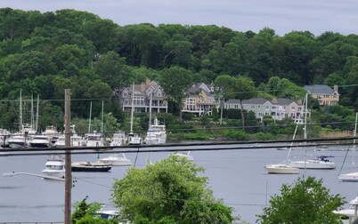 Adorable Cottage with Water Views, Across the street from Prime & other eateries