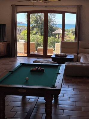 TV connectée, cheminée, table de tennis de table, livres