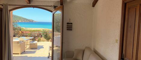 Smart TV, fireplace, table tennis, books