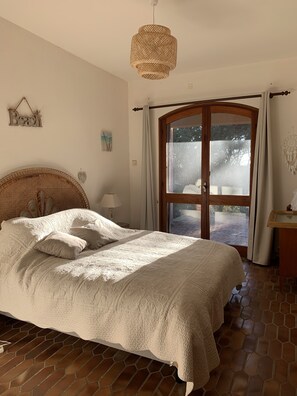 5 chambres, coffres-forts dans les chambres, fer et planche à repasser