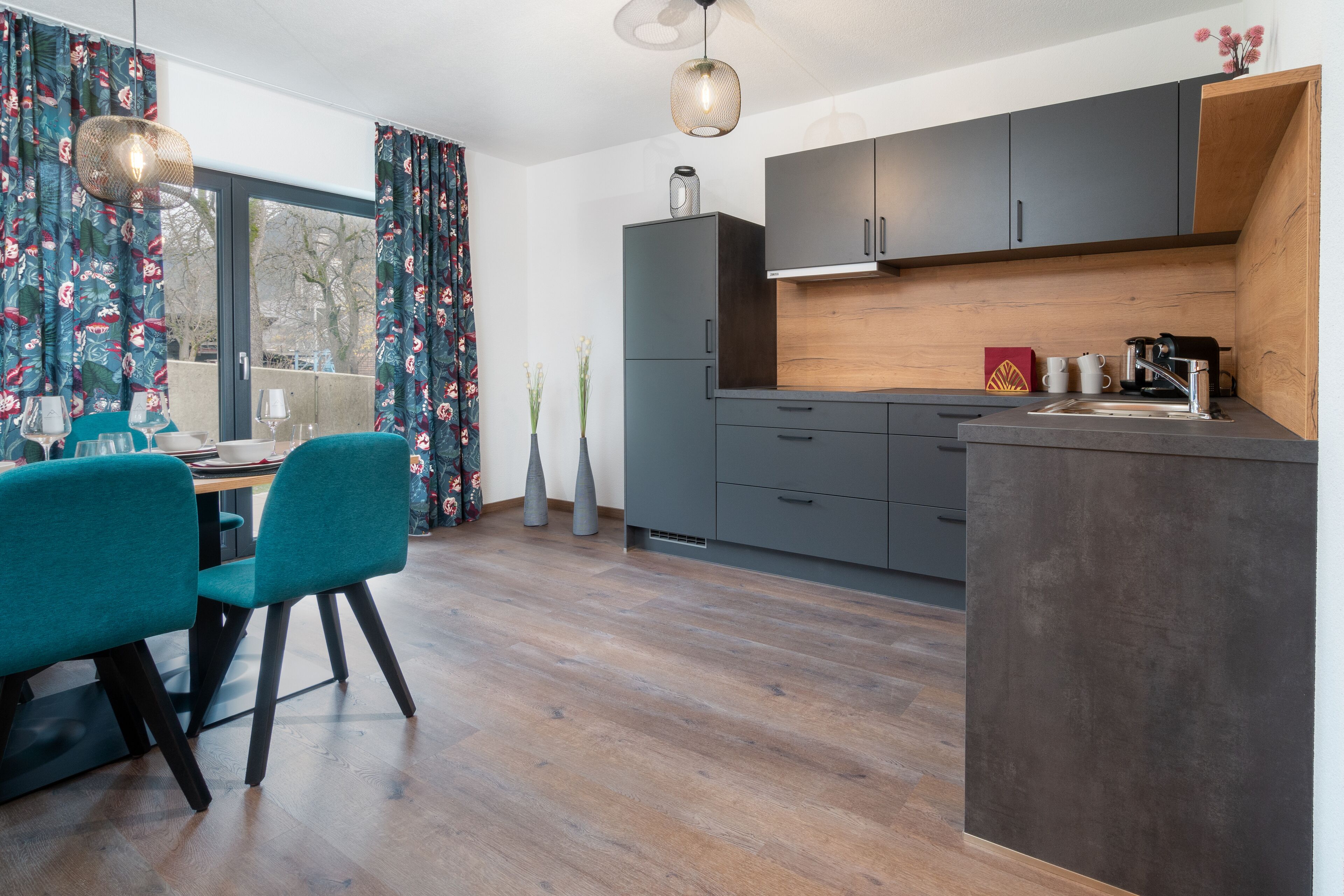 Jääkaappi, uuni, liesi, astianpesukone