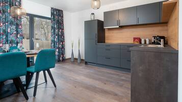 Jääkaappi, uuni, liesi, astianpesukone