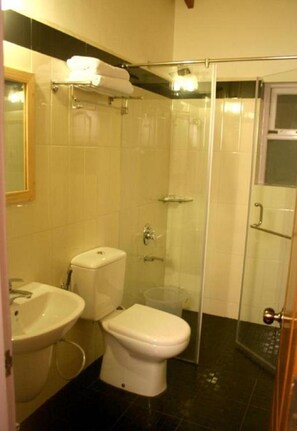 Deluxe Room | Bathroom | Shower, rainfall showerhead, towels - Altius Nest (Kodaikanal)