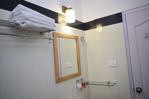 Shower, rainfall showerhead, towels - Altius Nest (Kodaikanal)