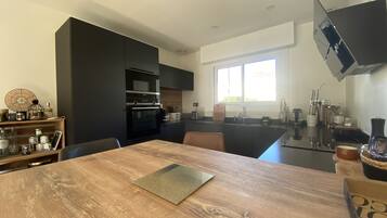 Geladeira, micro-ondas, fogĂŁo, cooktop