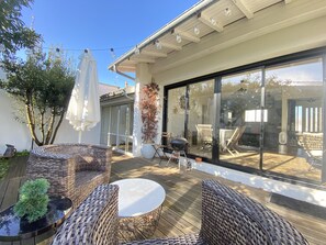 Outdoor dining - Cocooning villa in a quiet neighborhood near downtown La Teste (La Teste-de-Buch)