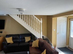 Living area - Sweetpea Cottage - Sleeps 5, Parking & Pets Ok (Louth)