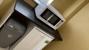 Cottage | Private kitchen | Fridge, microwave, oven, stovetop