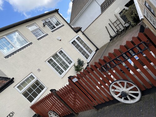 Rain Hill Cottage - Sleeps 4, Parking & Pets Ok
