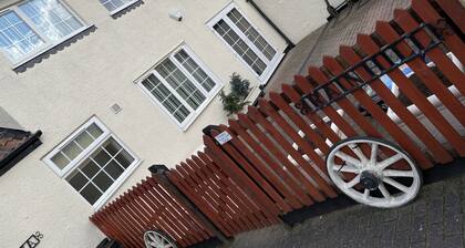 Rain Hill Cottage - Sleeps 4, Parking & Pets Ok