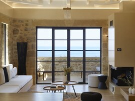 Vila luxo | Área de estar | Smart TV 50 polegadas com canais digitais, TV, Netflix