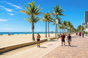 On the beach - Spacious Lux Intracoastal Beachfront Resort. 2 BDR (Hollywood)