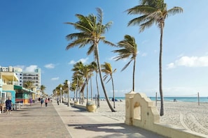 On the beach - Spacious Lux Intracoastal Beachfront Resort. 2 BDR (Hollywood)