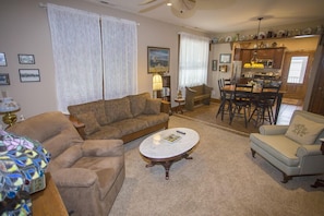 Smart TV - Myrtle on Mumford- 2BR | Screened Porch | Walk to Town (Chincoteague)