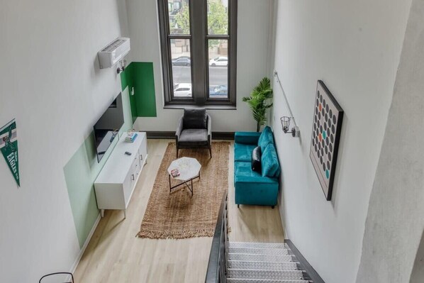 Unclassified image, 1 of 29, button