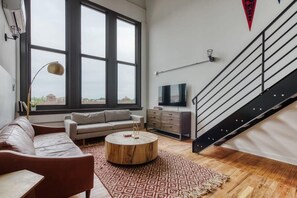 Smart-tv, bordsfotboll och kontor