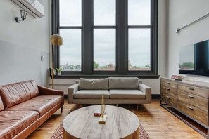 Smart-tv, bordsfotboll och kontor