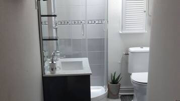 Douche, sĂšche-cheveux, serviettes fournies, savon