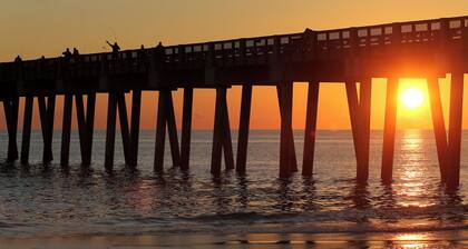 Gulf front 2 bedroom with stunning views & Free round of Golf Daily!