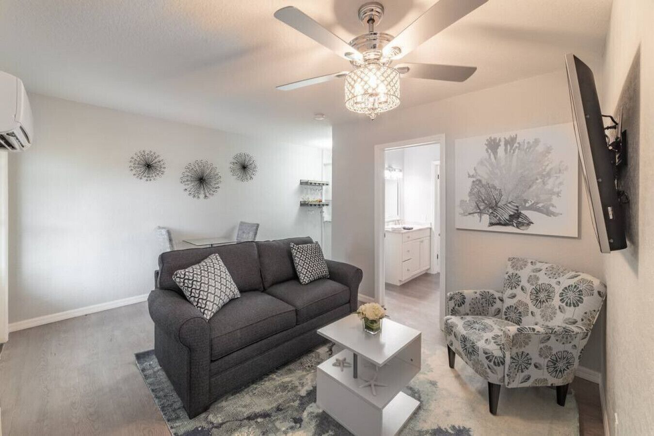 102 Walk to beach- Boat dock- Smart TVs-DOG friendly