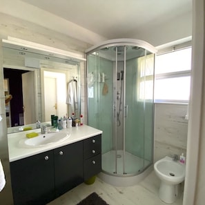 Douche, sĂšche-cheveux, bidet