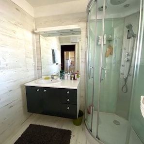 Dusche, Haartrockner, Bidet