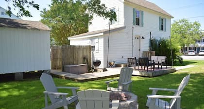 Summer Breeze- Cozy Cottage Close to Town, Fire Pit