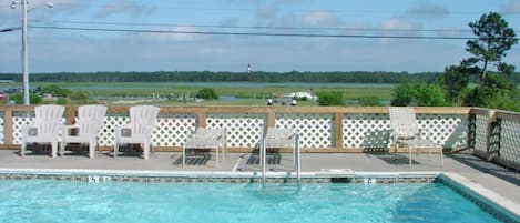Una piscina al aire libre