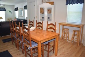 Dining - Sun n' Fun - Shared POOL & BOAT DOCK! (Chincoteague)