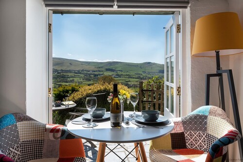 The Little Cottage - sleeps 2 guests  in 1 bedroom