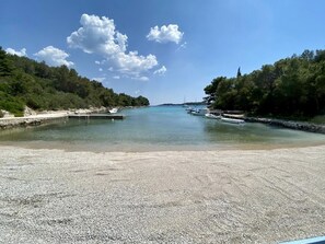 En la playa y camastros