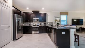 Villa, varias habitaciones | Cocina privada | Cafetera y tetera