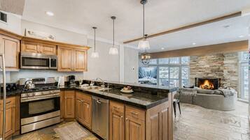 Condo, 2 Bedrooms | Private kitchen | Fridge, oven, coffee/tea maker, toaster