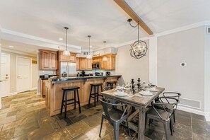 Condo, 2 Bedrooms | Dining